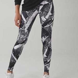 BLACK AND WHITE ABSTRACT LULULEMON LEGGINGS
